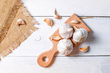 Garlic cloves and garlic bulbs.