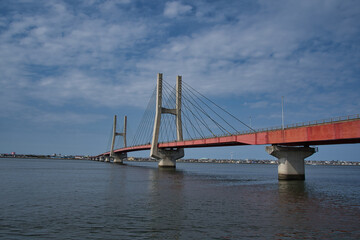 Fototapeta na wymiar 利根川に架かる最後の橋、銚子大橋