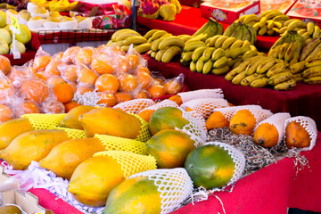台湾果物屋さんのパパイヤ 伝統市場 Taiwan papaya in market