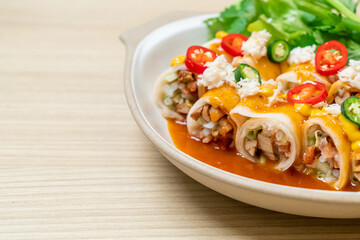 fresh spring roll with crab and sauce