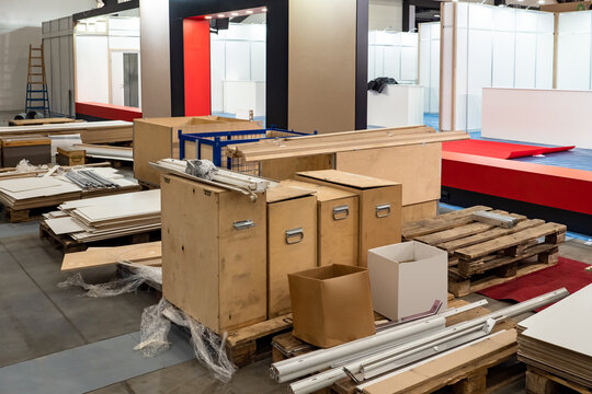 Renovation in the exhibition hall. Installation of plywood partitions in the exhibition hall. Installation of plywood frames and construction materials. The division of space. Zoning of the space.