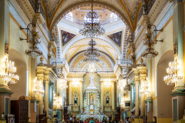 Fototapeta na wymiar Interior of historical landmark Basilica Our Lady of Guanajuato in Guanajuato City, Mexico.