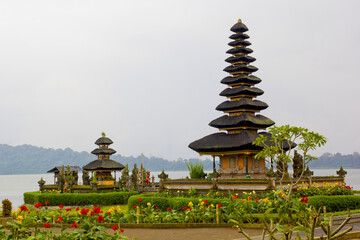 Fototapeta na wymiar Pura Ulun Danu Bratan temple in bali island, İndonesia