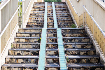 古い歩道橋の登り階段