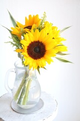 Obraz premium ガラスの花瓶に生けた向日葵のブーケ