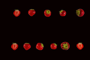 Reife Bio-Erdbeeren und dunkelschwarzer Hintergrund.