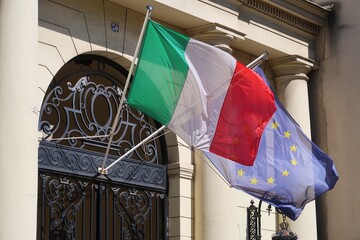 Drapeau de l'Italie devant le drapeau européen sur la porte de l'Hôtel de Galliffet (également Gallifet), siège de l'Institut culturel italien à Paris (France / Europe)