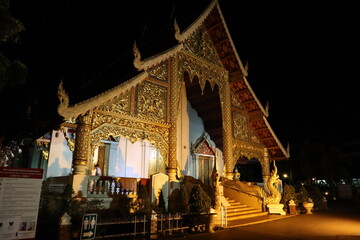 タイ・チェンマイにあるライトアップされた有名な寺院