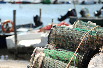 Attrezzature da pesca poggiate sulla banchina