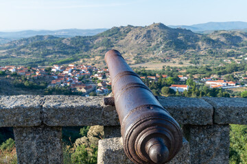 ca&ntilde;&oacute;n medieval defendiendo un fuerte en la monta&ntilde;a