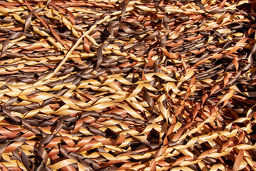 Cintas marrones con forma helicoidal amontonadas.