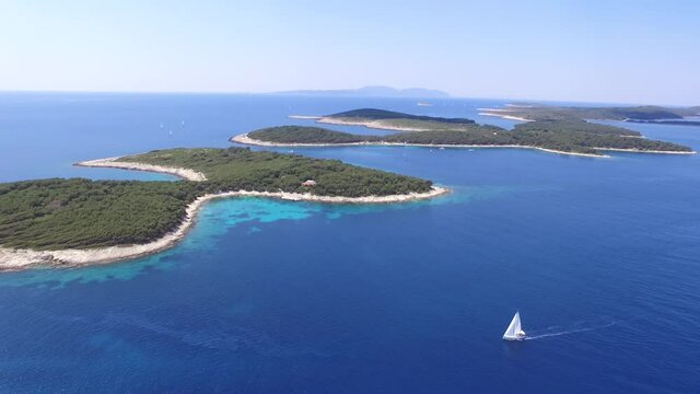 Vue aérienne vue avant déplacement sur des iles paradisiaque entouré d'eau turquoise et cristalline dans la mer adriatique. Croatie,
