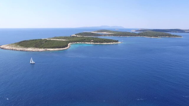 Orbite aérienne prise sur des iles paradisiaque entouré d'eau turquoise et cristalline dans la mer adriatique. Croatie,
