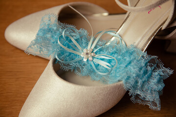 Strumpfband und Brautschuhe