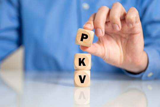 Versicherungs Berater am Schreibtisch mit dem Schlagwort PKV f&uuml;r die private Krankenversicherung