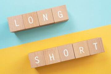 長い、短い、ロング、ショート｜「LONG SHORT」と書かれた積み木