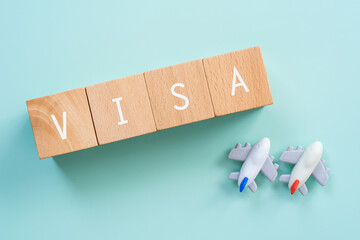 VISA（ビザ）｜「VISA」と書かれた積み木と飛行機のおもちゃ