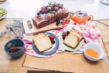 torta de yogur y limón con frutas 