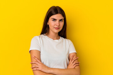 Obraz premium Young caucasian woman isolated on yellow background suspicious, uncertain, examining you.