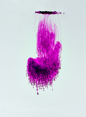 violette Figur aus fallendem Kaliumpermanganat in Wasser - obrazy, fototapety, plakaty
