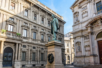 Fototapeta na wymiar Milano Piazza San Fedele, Palazzo Marino, monumento a Manzoni