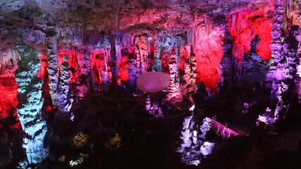 Stalaktiten und Stalagmiten 