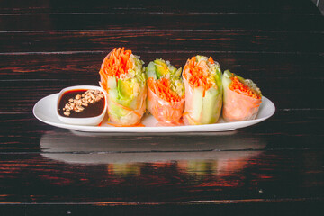 comida thai rollos primavera de camarones