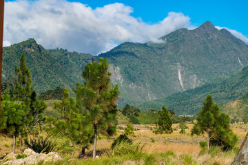 Vista de árboles y montañas en el Parque Nacional Volcán Barú en Chiriquí, Panamá 