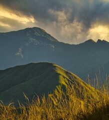Atardecer en las montañas de un área comarcal de la República de Panamá