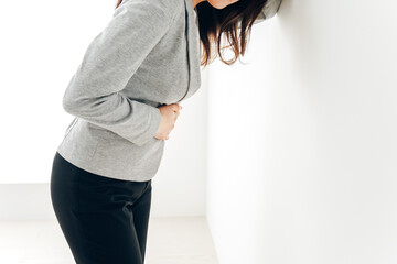 腹痛・生理痛に苦しむ若い女性
