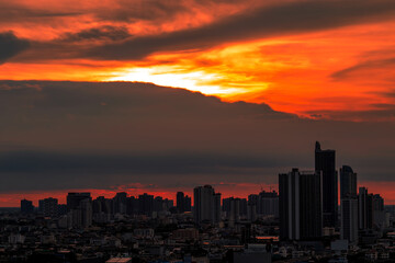 Obraz premium The blurred abstract background of the morning sun exposure to the tiny dust particles that surround the tall buildings in the capital, the long-term health issue of pollution.