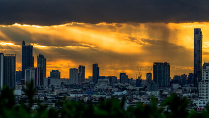 Naklejka premium The high angle background of the city view with the secret light of the evening, blurring of night lights, showing the distribution of condominiums, dense homes in the capital community