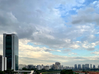 Naklejka premium Sao Paulo city skyline and Pinheiros River