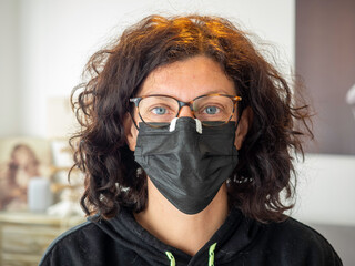 Femme portant un masque de protection anti-virus pour empêcher d'autres personnes de contracter la corona COVID-19 et le SRAS cov 2

