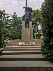 Obraz premium a statue at a park in venice city