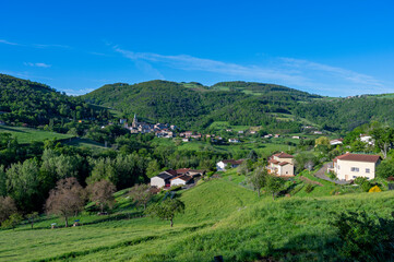 Village de Montromant dans les Monts du Lyonnais en France au printemps