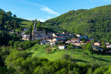 Village de Montromant dans les Monts du Lyonnais en France au printemps