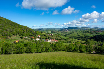 Fototapeta premium Paysage de montagne dans les environs de Montromant dans les Monts du Lyonnais en France au printemps