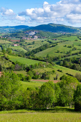 Obraz premium Paysage de montagne dans les environs de Montromant dans les Monts du Lyonnais en France au printemps