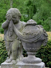 Weinender Engel als Statue auf dem Friedhof