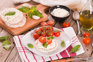 Rice cakes with milk flakes and tomato.