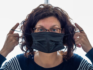 Femme portant un masque de protection anti-virus pour empêcher d'autres personnes de contracter la corona COVID-19 et le SRAS cov 2

