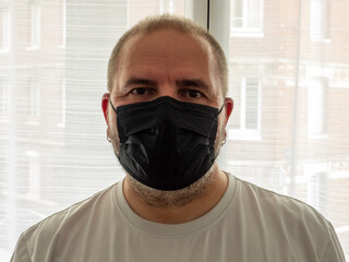 Homme portant un masque de protection anti-virus pour empêcher d'autres personnes de contracter la corona COVID-19 et le SRAS cov 2


