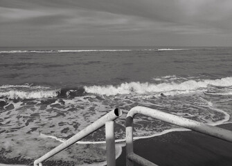 vista monocromatica del mare in inverno