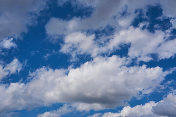 Obraz premium Cumulus clouds on the blue sky