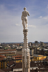 Esculturas en la azotea de la catedral de Milano en Italia.