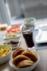 Hausgemachter Amerikanischer Käse-Burger mit goldenen Pommes frites