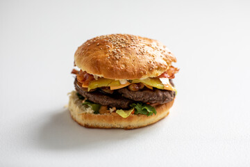 Hausgemachter Amerikanischer Käse-Burger mit goldenen Pommes frites