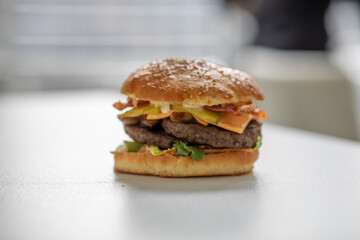Hausgemachter Amerikanischer Käse-Burger mit goldenen Pommes frites