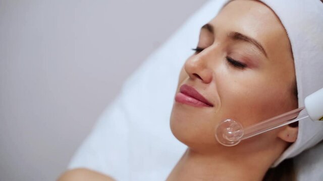 Darsonval cosmetology apparatus. Face clean procedure. Salon treatment. Professional dermatology hardware. Electric equipment. Medicine device. Removal acne. Dermatology. Detox therapy. Rejuvenation